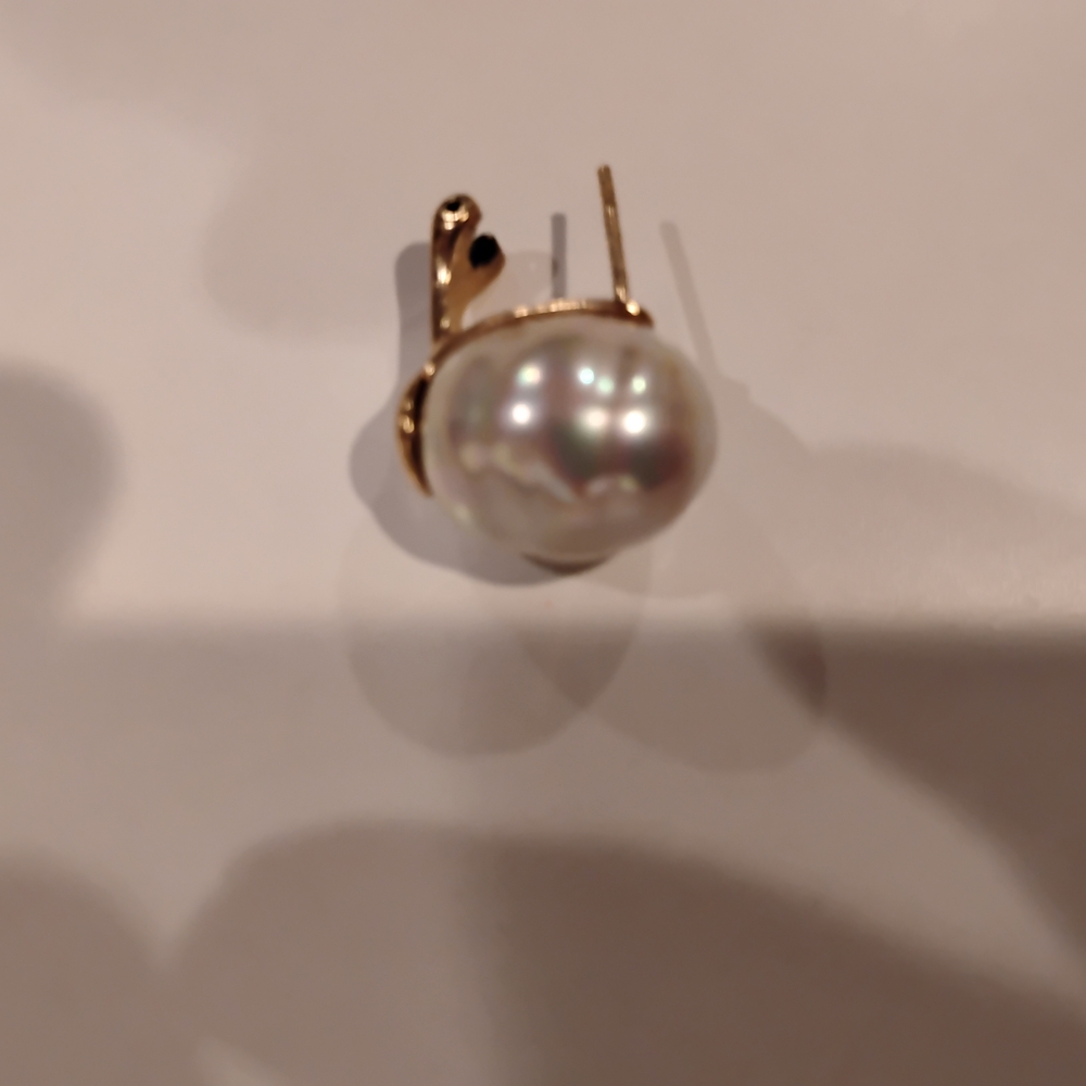 Elegant Gold and White Pearl Earring